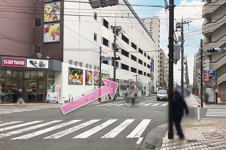 三和相模大野店横の道を直進します。